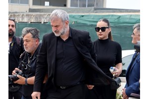Στην αποφοίτηση της Βικτώριας Δέλλα | Η ανθοδέσμη & η τρυφερή αγκαλιά του μπαμπά της, Τραϊανού Δέλλα - εικόνα 2