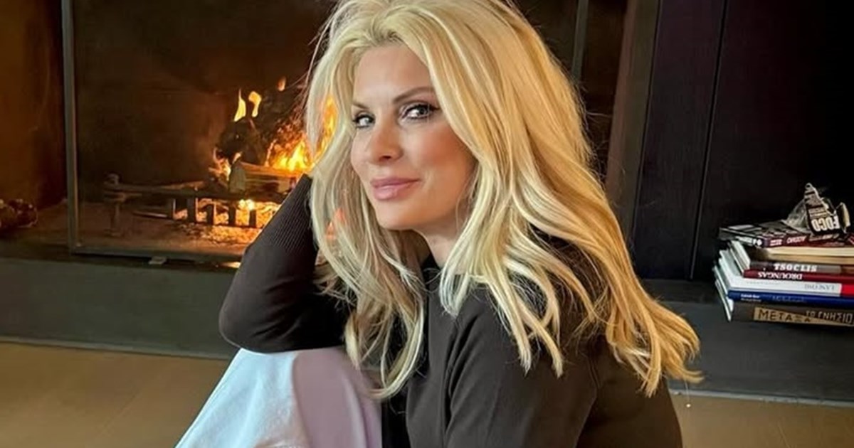 Η Ελένη Μενεγάκη στο σπίτι της | Η λεπτομέρεια με τα παιδιά της στον τοίχο που λατρέψαμε