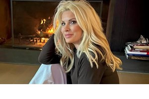 Η Ελένη Μενεγάκη στο σπίτι της | Η λεπτομέρεια με τα παιδιά της στον τοίχο που λατρέψαμε