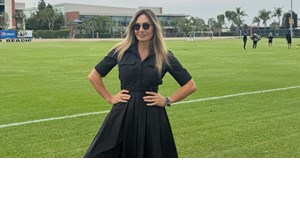 "Just one daughter left" | Η Ελένη Πετρουλάκη ποζάρει με την πανύψηλη Ηλιάνα Ίβιτς