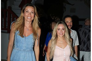 Μαριέττα Χρουσαλά | Ο ξέφρενος χορός με την Καλομοίρα σε βραδινή έξοδο στο νησί των ανέμων