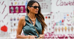 Αυτό το λινό bomber jacket από την Oysho θα γίνει το αγαπημένο σου στις διακοπές