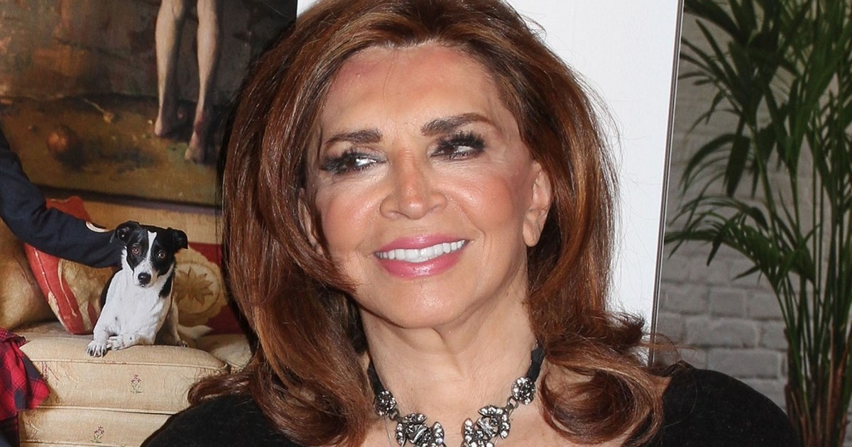 Μιμή Ντενίση | Η chic εμφάνιση με opera gloves σε χριστουγεννιάτικη έξοδο