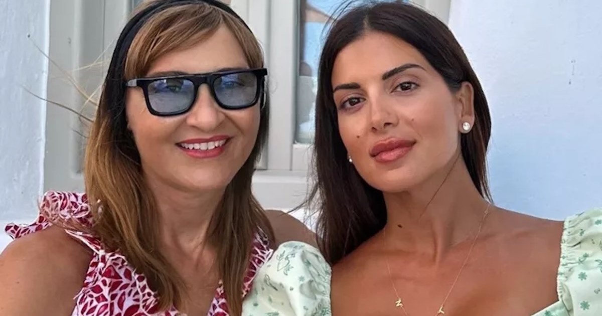 Σταματίνα Τσιμτσιλή - Μάρα Ζαχαρέα - Τίνα Μεσσαροπούλου | Βραδινή έξοδος με εντυπωσιακά σύνολα σε εξωτικό μαγαζί της πρωτεύουσας