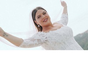 "Η θέα μου" | Η Δανάη Μπάρκα φωτογραφίζει τον Φάνη Μπότση με φόντο το απέραντο γαλάζιο