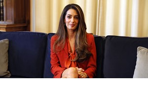 Αmal Clooney | Έκλεψε την παράσταση με χρυσή Gucci τουαλέτα στο πλευρό του George Clooney