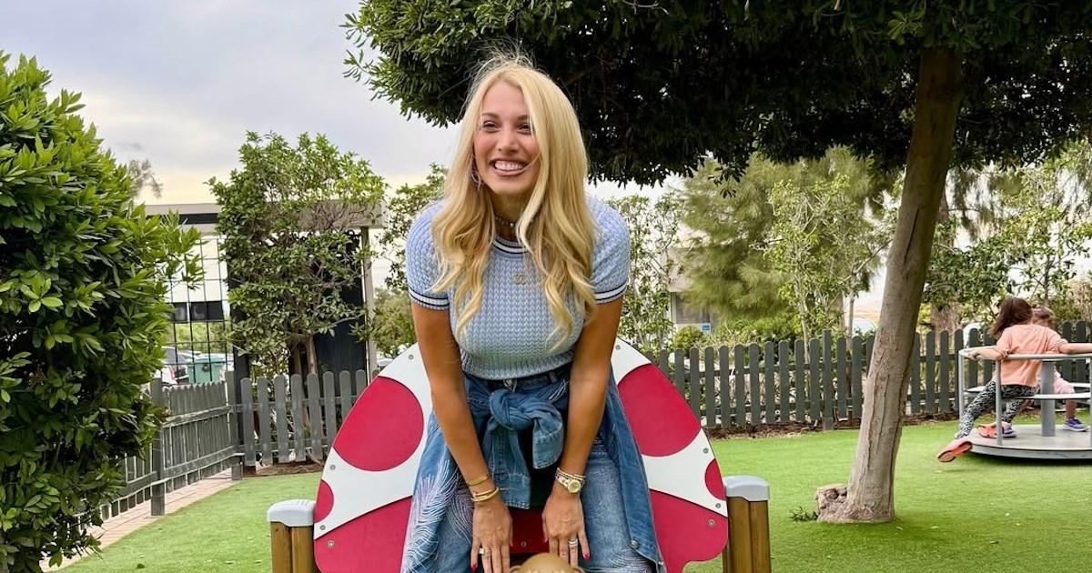 Κωνσταντίνα Σπυροπούλου | Η total black εμφάνιση στην πρώτη της χριστουγεννιάτικη έξοδο με τον Βασίλη Σταθοκωστόπουλο - εικόνα 6