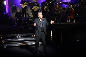 "Μαγικός άνθρωπος...από κάθε άποψη" | Η Υβόννη Μπόσνιακ αγκαλιά με τον Αντώνη Ρέμο στη μεγάλη συναυλία του στο Ηρώδειο - εικόνα 5