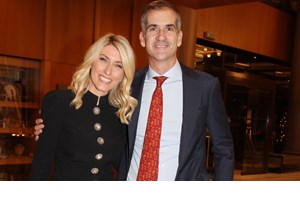 Όπως δεν την έχουμε συνηθίσει | Η Σία Κοσιώνη στο σαλόνι της με casual look και ελάχιστο μακιγιάζ