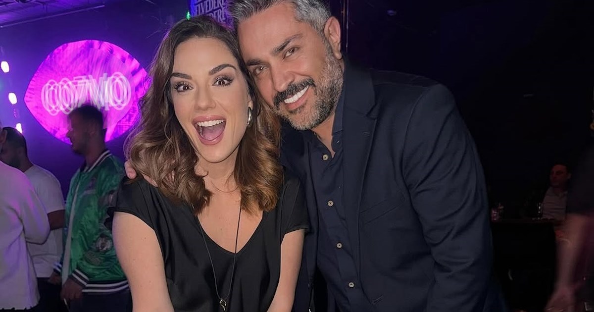 Ανέμελη με καλοκαιρινό εμπριμέ φόρεμα | Οι βραδινές βόλτες της Βάσως Λασκαράκη με τον Λευτέρη Σουλτάτο - εικόνα 2