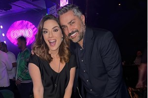 Ανέμελη με καλοκαιρινό εμπριμέ φόρεμα | Οι βραδινές βόλτες της Βάσως Λασκαράκη με τον Λευτέρη Σουλτάτο - εικόνα 2