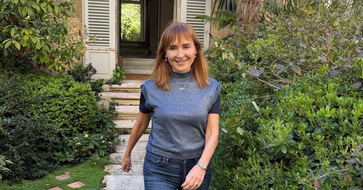 Σε σπάνια εμφάνιση με την κόρη της η Μάρα Ζαχαρέα | Η επίσκεψη στον Ευαγγελισμό για τον Γιώργο Μυλωνάκη - εικόνα 3