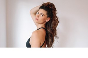 Η Νάνσυ Ζαμπέτογλου με νέο χρώμα μαλλιών | Τα στιγμιότυπα από το κομμωτήριο