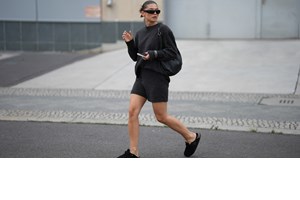 5 οικονομικές φόρμες που θα φοράς ξανά και ξανά