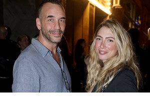 Πάνος Μουζουράκης & Μαριλού Κόζαρη | Η σπάνια δημόσια εμφάνιση λίγο πριν τη βάφτιση του γιου τους - εικόνα 3