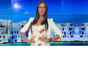 Η Δανάη Μπάρκα έγινε νονά φορώντας ένα κατακόκκινο φόρεμα & τα ιδανικά παπούτσια για τη βάφτιση