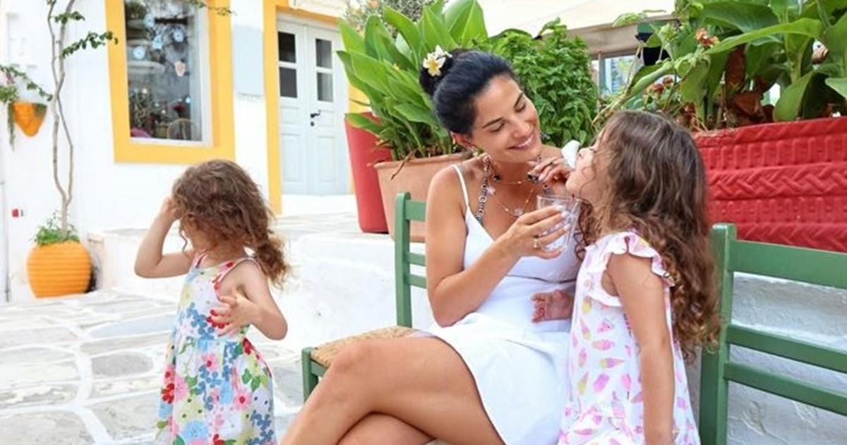 Η Αριάνα και η Φιλίππα Τανιμανίδη μέσα στα πιο cute outfits | Η Χριστίνα Μπόμπα φωτογραφίζει τις κόρες της να περιμένουν το σχολικό τους - εικόνα 3