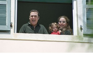 Πόσο μοιάζουν | Η Άντζελα Γκερέκου ποζάρει με τον αδερφό της Αλέξανδρο και είναι σαν δίδυμοι