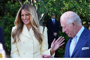 Με pink dress και λευκά opera gloves η Melania Trump | Το σύνολο 80.000 δολαρίων από τη Dior που φόρεσε στο επίσημο δείπνο με τον Κάρολο και την Καμίλα - εικόνα 5