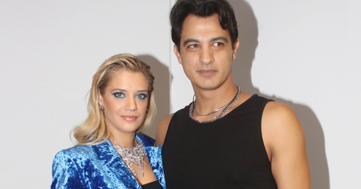 Στην πισίνα με φουσκωμένη κοιλίτσα | Η Τζένη Θεωνά με το αγαπημένο της μαγιό στον 8ο μήνα της εγκυμοσύνης της