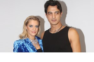 Ready to pop | Η Τζένη Θεωνά για μπάνιο λίγες μέρες πριν τον τοκετό