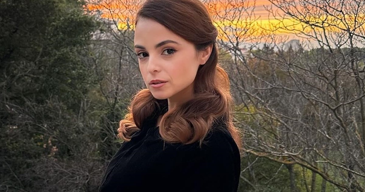 Στο γιορτινό σαλόνι της Σίσσυς Τουμάση και του Αργύρη Πανταζάρα | Ο πλούσιος διάκοσμος του χριστουγεννιάτικου δέντρου τους - εικόνα 3