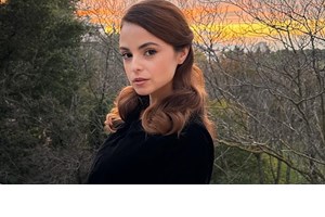 Στο γιορτινό σαλόνι της Σίσσυς Τουμάση και του Αργύρη Πανταζάρα | Ο πλούσιος διάκοσμος του χριστουγεννιάτικου δέντρου τους - εικόνα 3