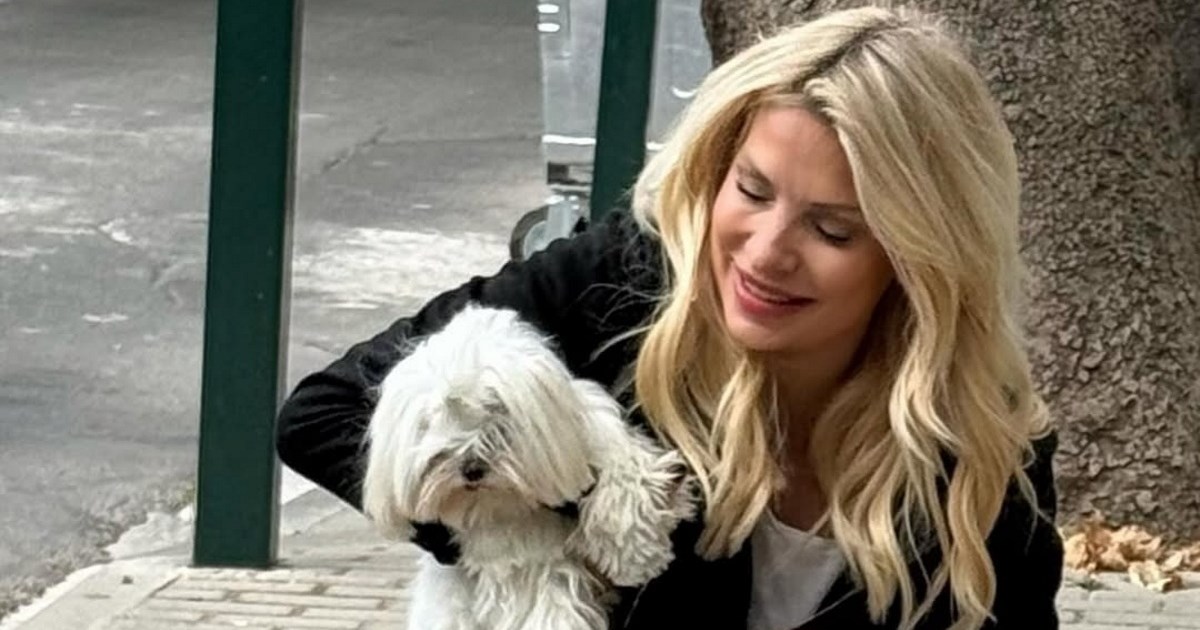 Όπως δεν την έχουμε ξαναδεί | Η Ελένη Μενεγάκη με τις πιτζάμες της στο σαλόνι του σπιτιού της - εικόνα 2