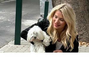 Όπως δεν την έχουμε ξαναδεί | Η Ελένη Μενεγάκη με τις πιτζάμες της στο σαλόνι του σπιτιού της - εικόνα 2