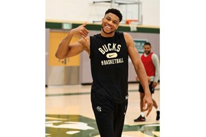 Γιάννης Αντετοκούμπο | Το τρυφερό φιλί στη σύζυγό του, Μαράια μετά τον θρίαμβο της Εθνικής - εικόνα 4