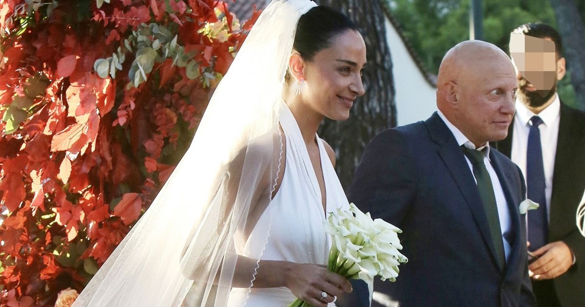 Χρυσή Βαρδινογιάννη | Το baby blue φόρεμα που επέλεξε για τον γάμο του αδερφού της