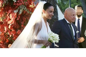 Χρυσή Βαρδινογιάννη | Το baby blue φόρεμα που επέλεξε για τον γάμο του αδερφού της