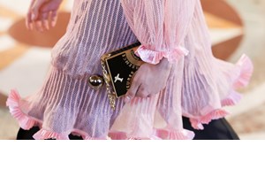 Γαλλικό μανικιούρ σε αμυγδαλωτά νύχια | Η Δανάη Μπάρκα το δοκίμασε - και έδειξε υπέροχο - εικόνα 2