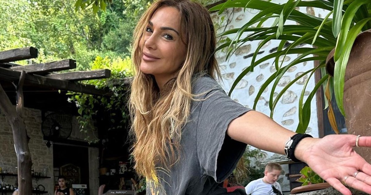 Δέσποινα Βανδή - Βασίλης Μπισμπίκης | Σε παραδοσιακό καφενείο του Ρεθύμνου για ρακές και καλό φαγητό