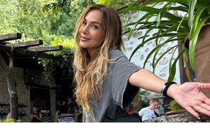 Δέσποινα Βανδή - Βασίλης Μπισμπίκης | Σε παραδοσιακό καφενείο του Ρεθύμνου για ρακές και καλό φαγητό