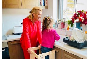 Μικρή ραδιοφωνική παραγωγός | Η κόρη της Τζένης Μπότση βαδίζει στα χνάρια της μαμάς της - εικόνα 4