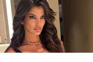 Δήμητρα Κούστα | Η sexy εμφάνιση με μαύρο δαντελένιο φόρεμα σε πολυτελές σκάφος στο Σαιν Τροπέ