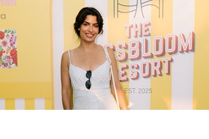 Η Τόνια Σωτηροπούλου με το ιδανικό μίνι φλοράλ φόρεμα για το νησί - εικόνα 4