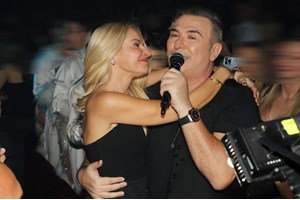 Μαρία Μπεκατώρου | Αγκαλιά με τον Γιώργο Μαζωνάκη σε βραδινή έξοδο - εικόνα 4