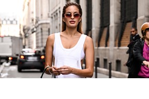 Το λευκό φόρεμα από τη Mango της Σταματίνας Τσιμτσιλή μπορεί να φορεθεί όλη μέρα - εικόνα 4