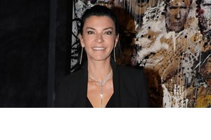 Καλλονή και με μακριά μαύρα μαλλιά | Η Ανέζια Καμπουρίδη στο πλευρό της Μαρίνας Βερνίκου & του Μίλτου Καμπουρίδη