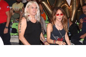 Στα μουσικά βήματα του μπαμπά του ο Φαίδονας Καρβέλας | Τo viral video με τον Νίκο Καρβέλα στο πιάνο