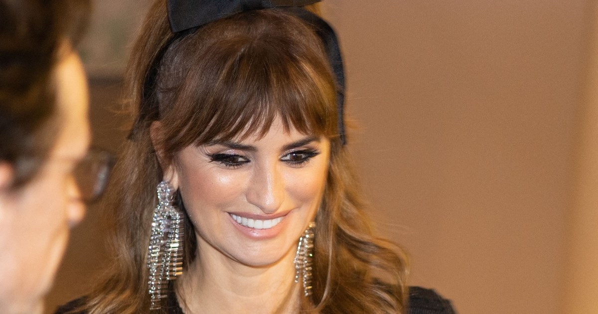 Η Penelope Cruz με το κομψό χτένισμα που αναδεικνύει τέλεια τα κοντά μαλλιά