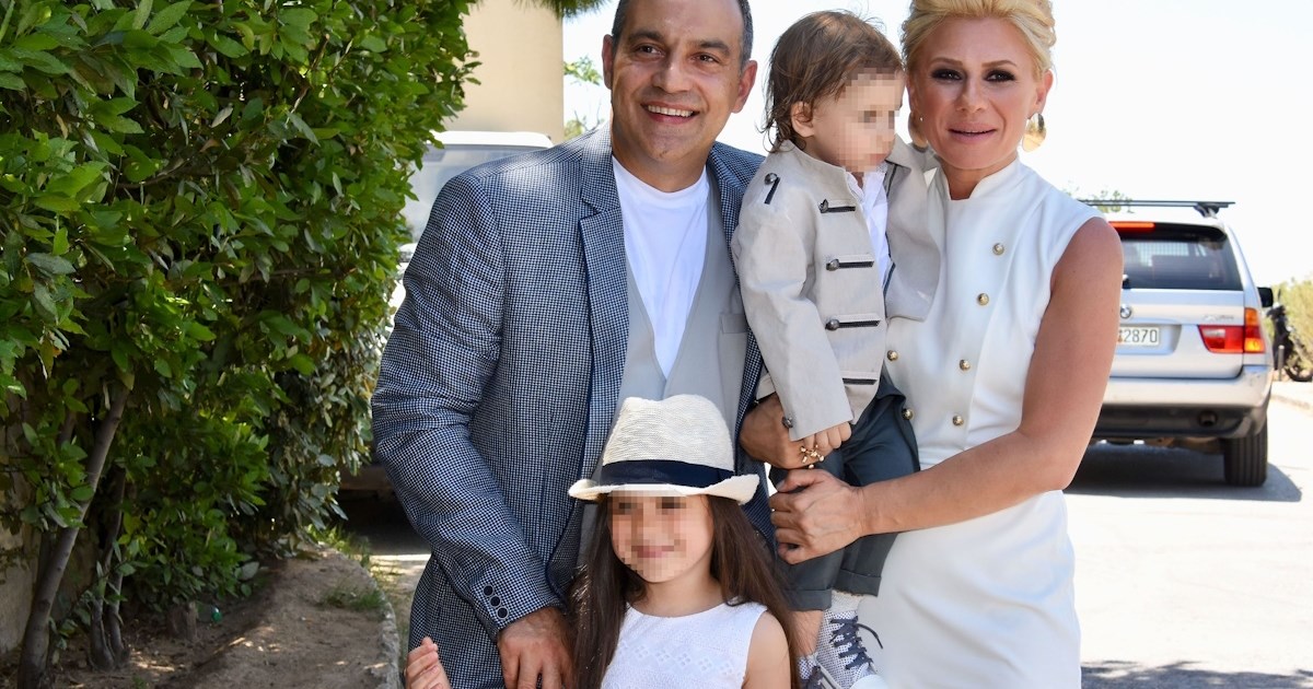 Με λεοπάρ μπλούζα και γούνινο γιλέκο η Αέλια Κατσούλη | Σε θεατρική πρεμιέρα με τη μητέρα της, Κατερίνα Καραβάτου & τον αδερφό της, Αρίωνα