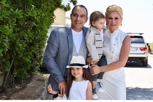 Με λεοπάρ μπλούζα και γούνινο γιλέκο η Αέλια Κατσούλη | Σε θεατρική πρεμιέρα με τη μητέρα της, Κατερίνα Καραβάτου & τον αδερφό της, Αρίωνα