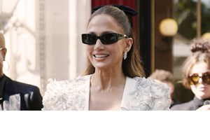 Η Αθηνά Οικονομάκου ποζάρει με τη Jennifer Lopez στο fashion show της Celia Kritharioti στο Παρίσι