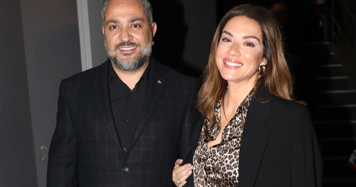 Σαν μοντέλο η Εύα Τσιμιτσέλη | Η Βάσω Λασκαράκη φωτογραφίζει την κόρη της στη στολισμένη Θεσσαλονίκη