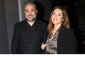 Σαν μοντέλο η Εύα Τσιμιτσέλη | Η Βάσω Λασκαράκη φωτογραφίζει την κόρη της στη στολισμένη Θεσσαλονίκη