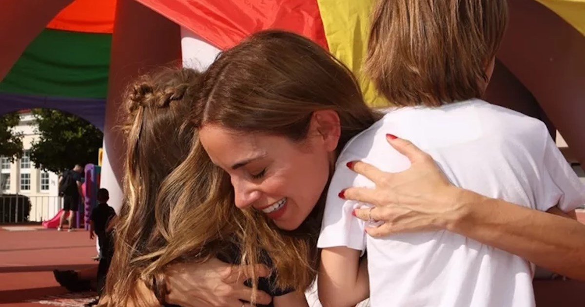 "Η φωτογραφία της εβδομάδας" | Σάββας & Αναστασία Θεοδωρίδη μοιράζονται την πιο γλυκιά αγκαλιά - εικόνα 2