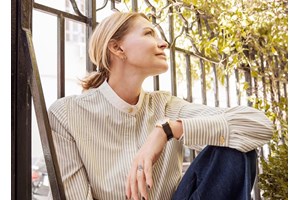 Σαν καρτ ποστάλ | Η Τζένη Μπαλατσινού φωτογραφίζει το φεγγάρι στην Πάτμο